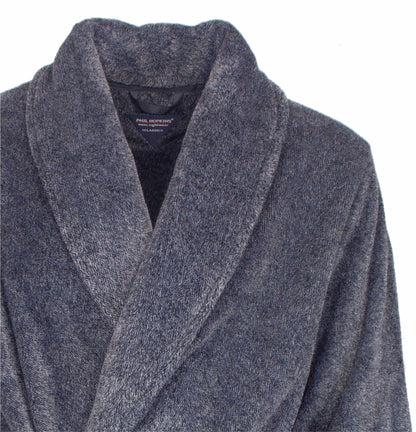 Blauwe fleece badjas van Paul Hopkins met een brede kraag en zachte stof, close-up van de bovenste helft.