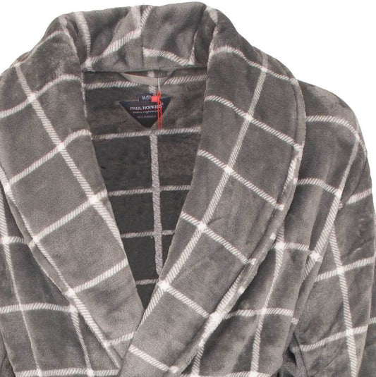 Grijze fleece badjas met witte ruitpatroon, brede sjaalkraag en ceintuur, merk Paul Hopkins zichtbaar op label