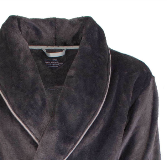 Grijze fleece badjas van Paul Hopkins met een sjaalkraag en een subtiele lichte bies langs de randen.