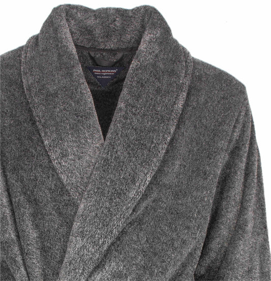 Grijze fleece badjas van Paul Hopkins met brede kraag en zachte textuur, geschikt voor heren.