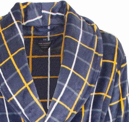 Kobaltblauwe fleece badjas met gele en witte ruitpatronen, brede sjaalkraag en ceintuur, merk Paul Hopkins zichtbaar