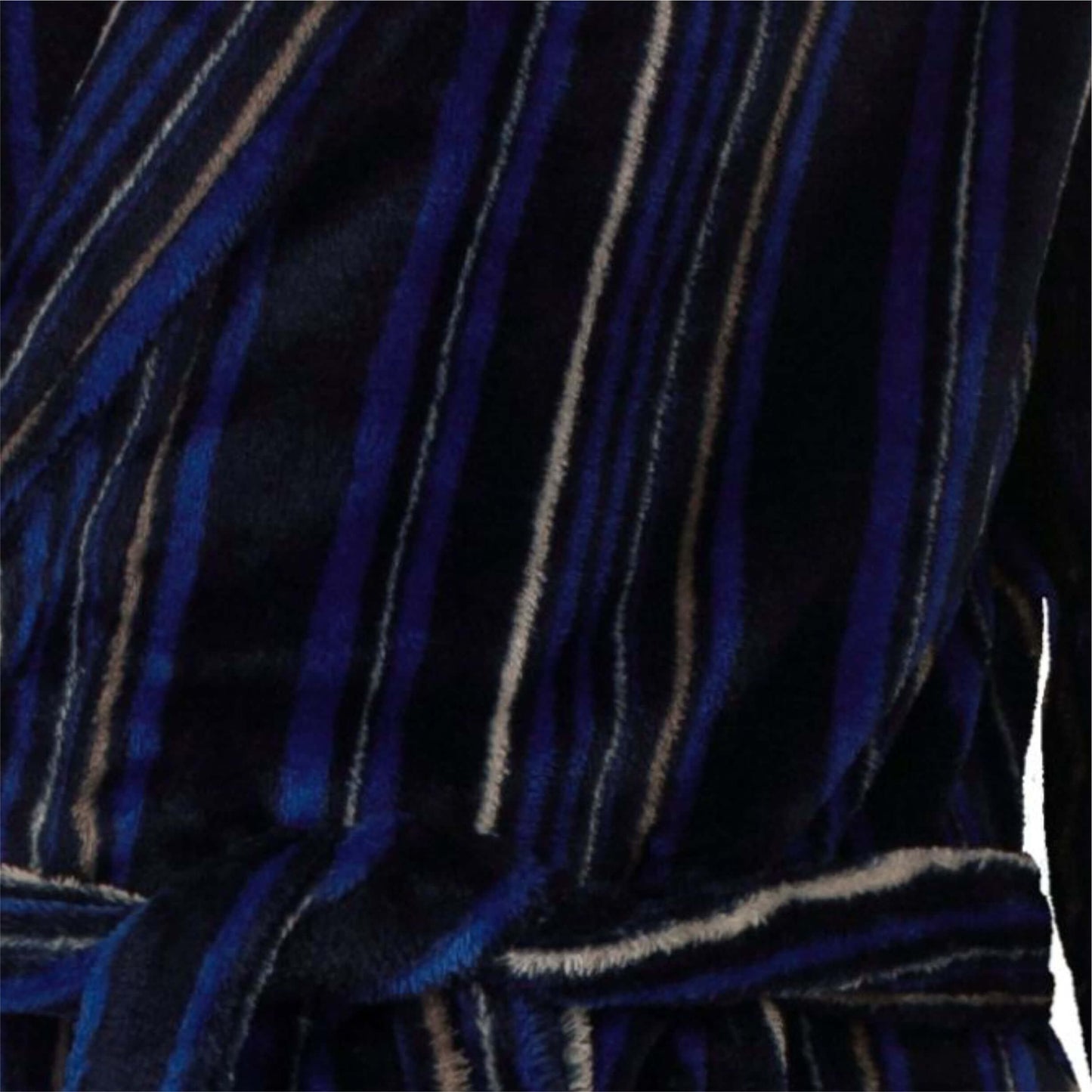 Close-up van kobaltblauwe fleece stof met donkere strepen, typisch voor een comfortabele badjas of kamerjas.