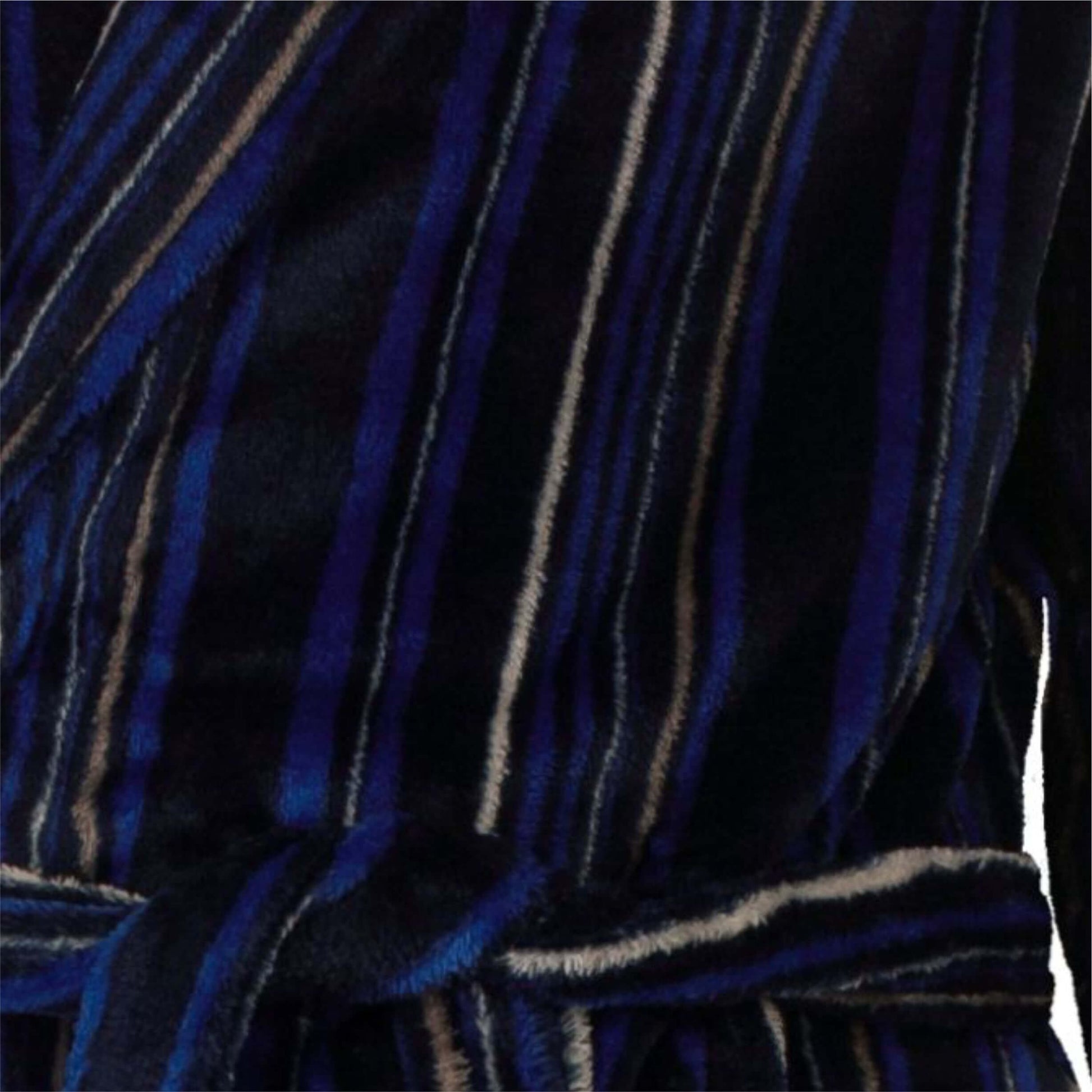 Close-up van kobaltblauwe fleece stof met donkere strepen, typisch voor een comfortabele badjas of kamerjas.