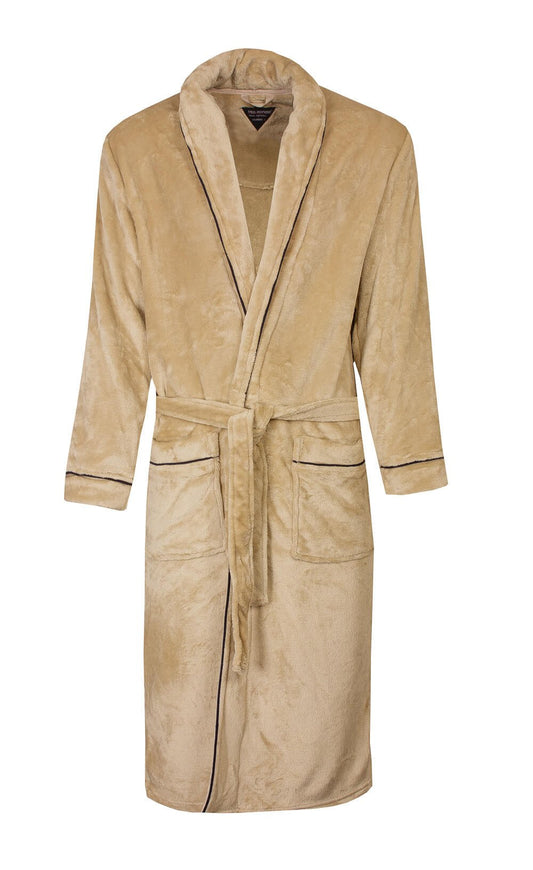 Beige fleece badjas met sjaalkraag, ceintuur, lange mouwen en opgestikte zakken. Lengte 120 cm.
