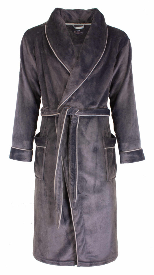 Grijze fleece badjas met sjaalkraag, ceintuur en zakken. Lange mouwen met omgeslagen manchetten.