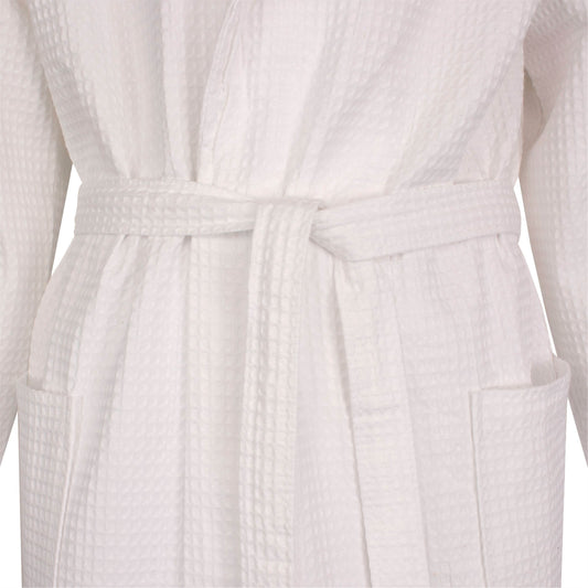 Close-up van een witte wafelbadjas met ceintuur en opgestikte zakken, gemaakt van 100% katoen