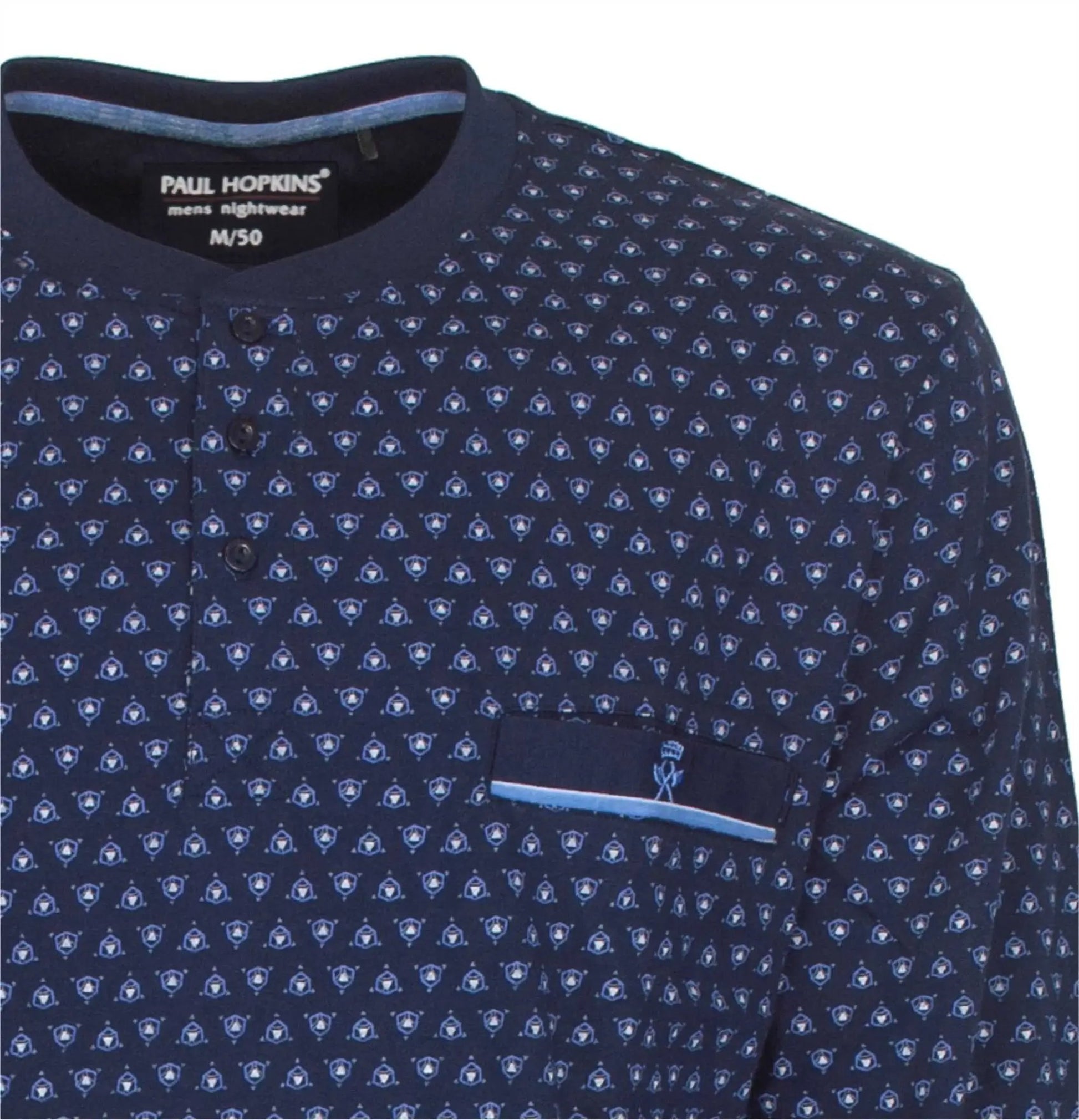 Donkerblauw nachthemd met kleine lichtblauwe geometrische print, polo-kraag en borstzakje met accent.