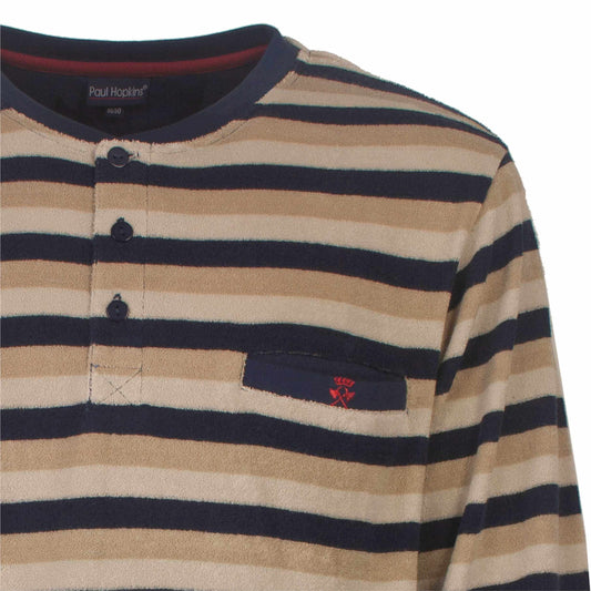 Gestreepte badstof pyjama in blauw en beige tinten, met knoopsluiting en klein logo op de borst