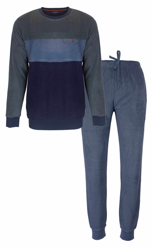 Grijze heren pyjama set met lange mouwen en broek, gemaakt van badstof. Shirt met kleurblokken in donkerblauw en grlauw.