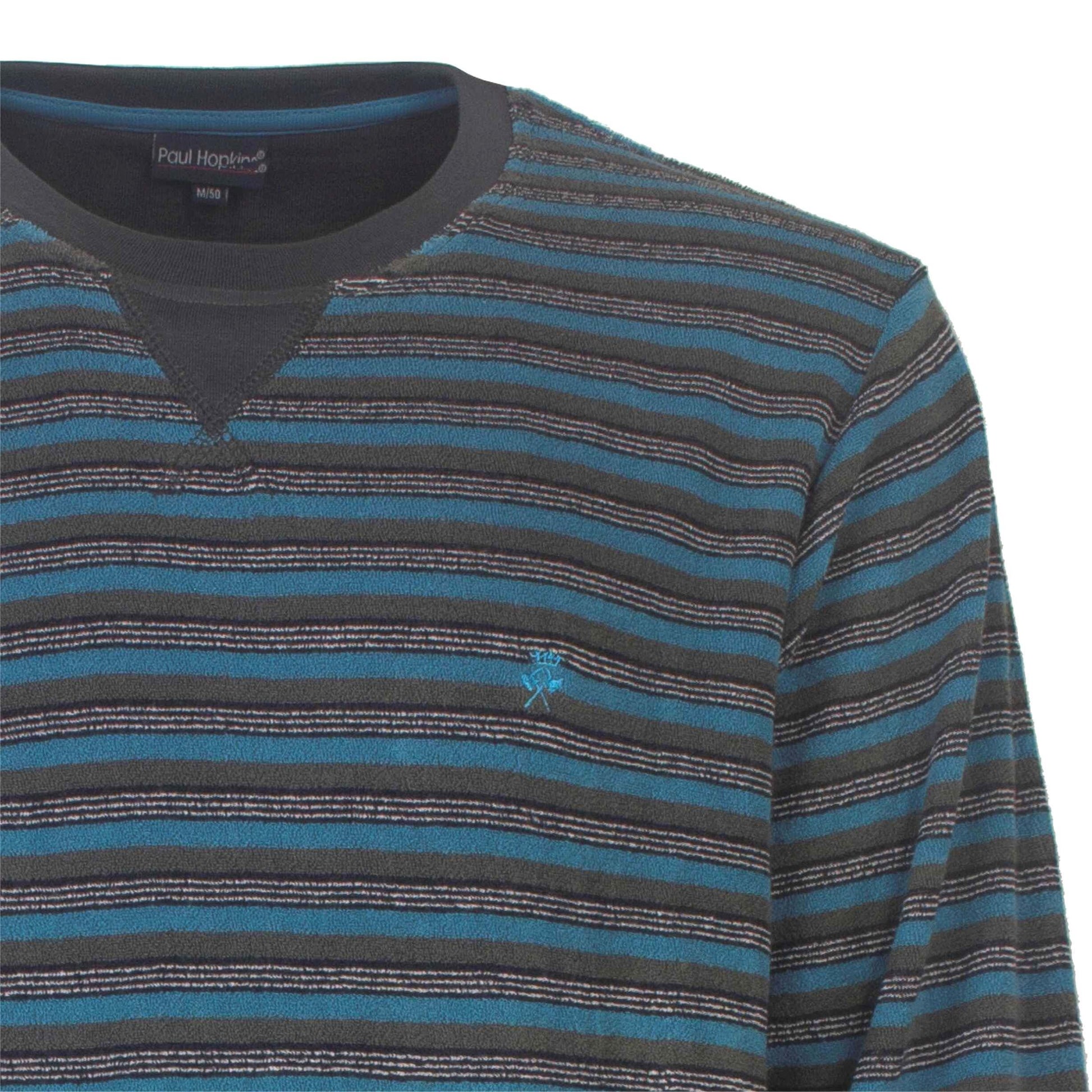Grijze gestreepte badstof pyjama met ronde hals en blauwe accenten van Paul Hopkins, close-up van de bovenkant.