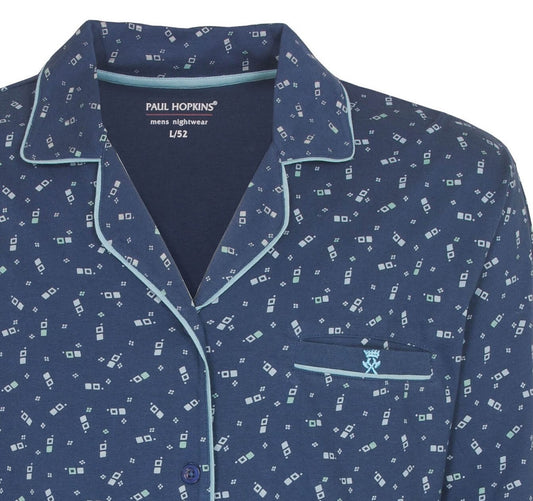 Blauwe Paul Hopkins pyjama met geometrisch patroon, opstaande kraag en lichtblauwe bies langs de randen.