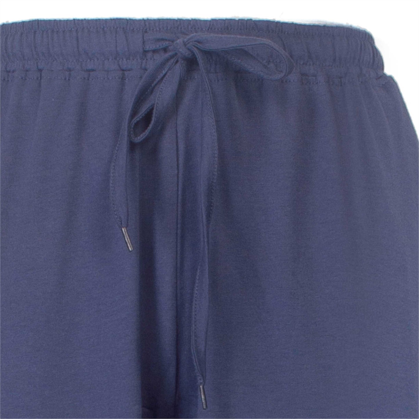 Close-up van een blauwe pyjama broek met een elastische tailleband en een aantrekkoord met metalen uiteinden.