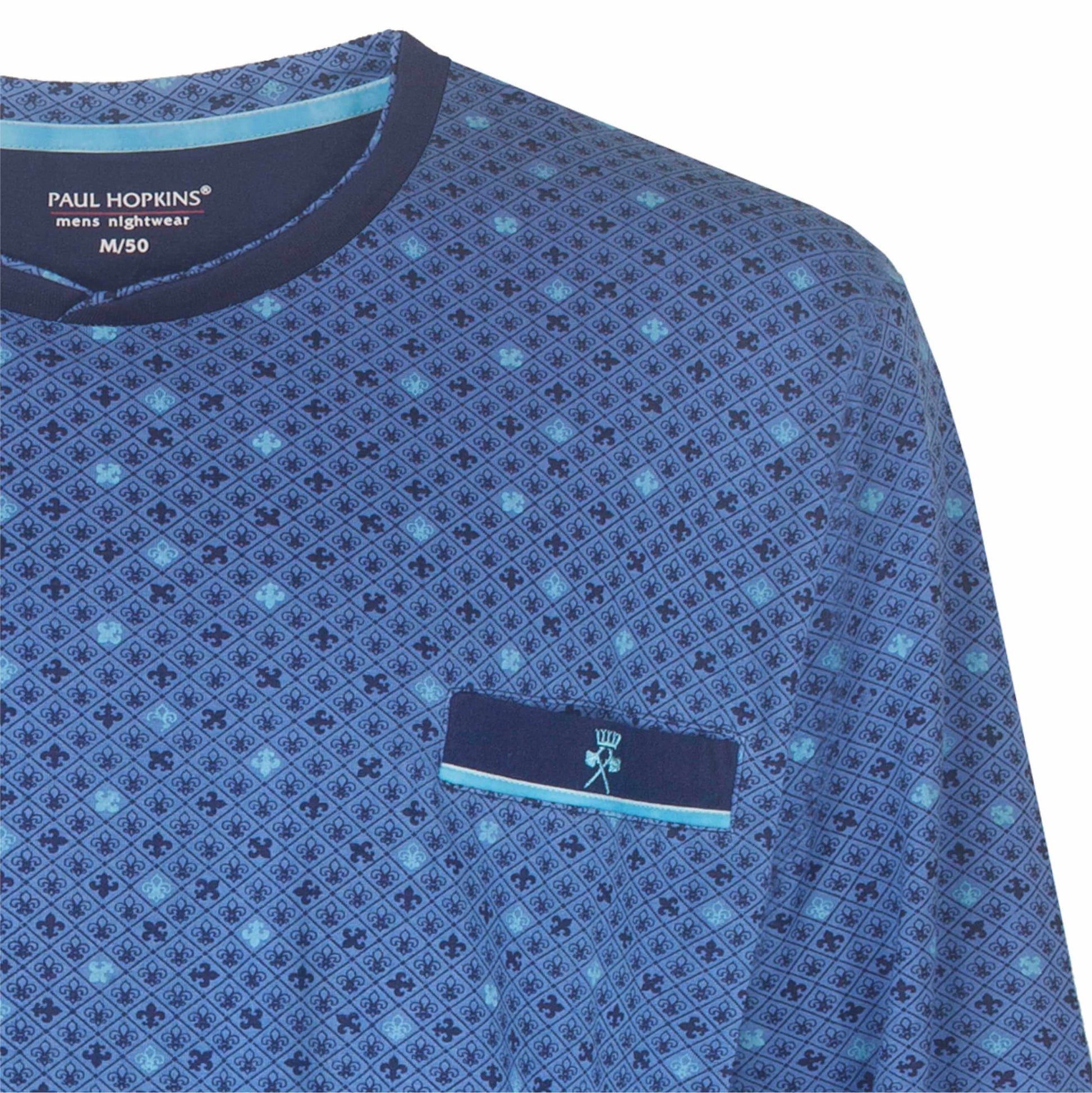 Blauwe pyjama met geprint ruitdessin en bloemmotief, zakje met logo op de borst, merk Paul Hopkins