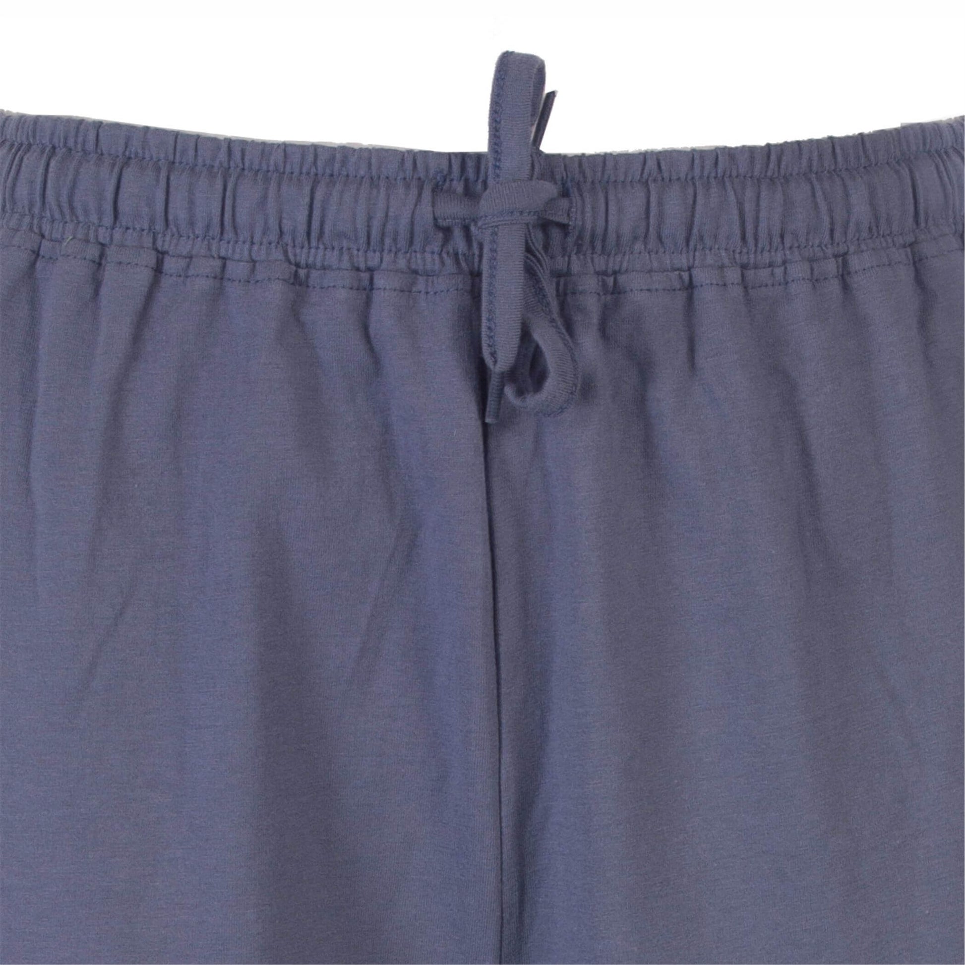 Close-up van een blauwe pyjama broek met elastische tailleband en aantrekkoord in dezelfde kleur.