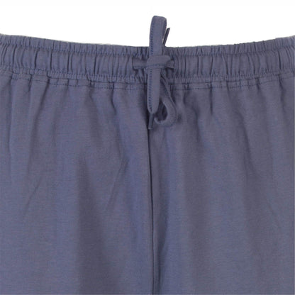 Close-up van een blauwe pyjama broek met elastische tailleband en aantrekkoord in dezelfde kleur.