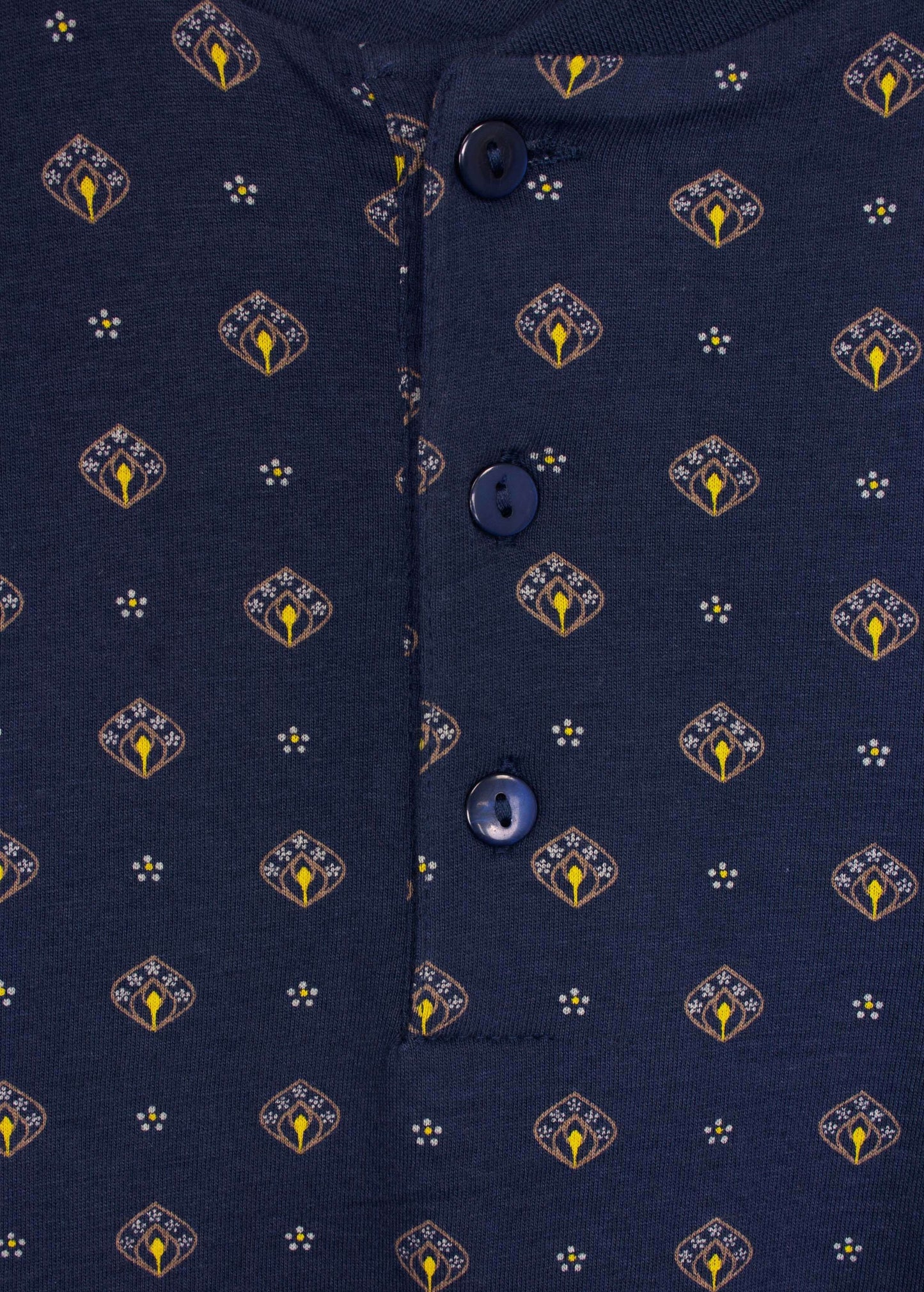 Donkerblauwe pyjama stof met gele en witte bloemmotieven en drie knoopjes voor polokraag sluiting