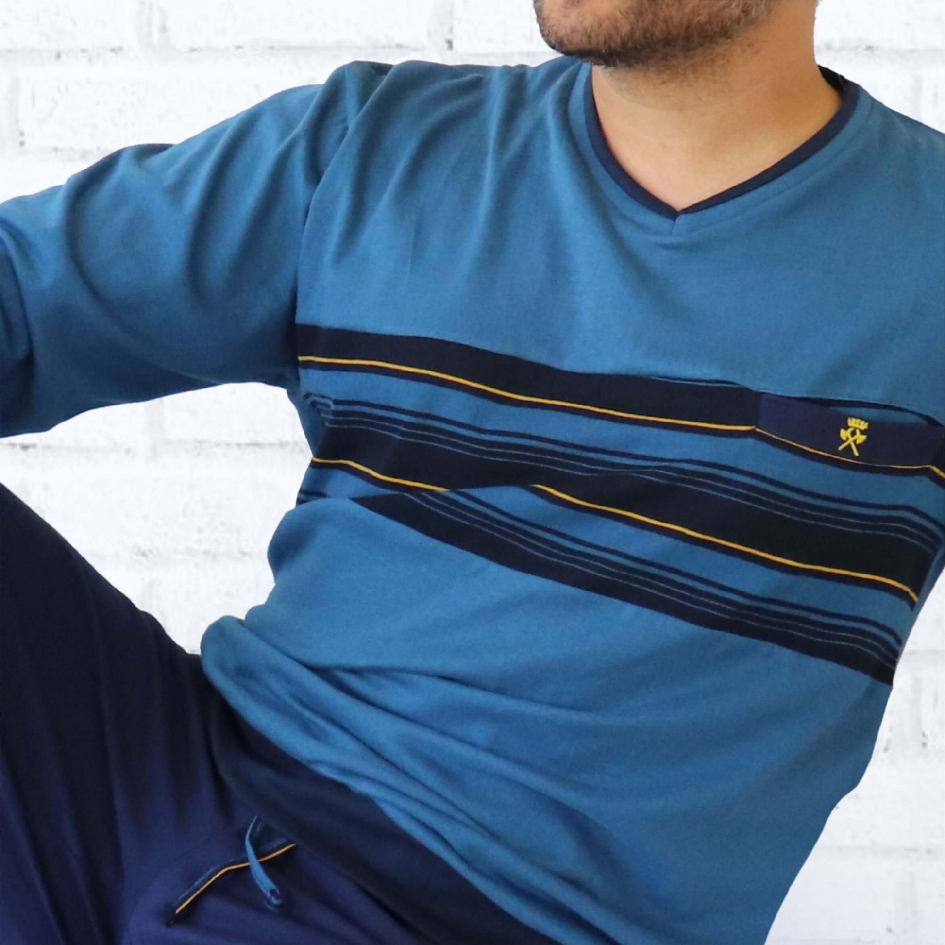 Blauwe pyjama met V-hals en horizontale strepen op de borst. Gemaakt van 100% katoen met een logo op de borst.