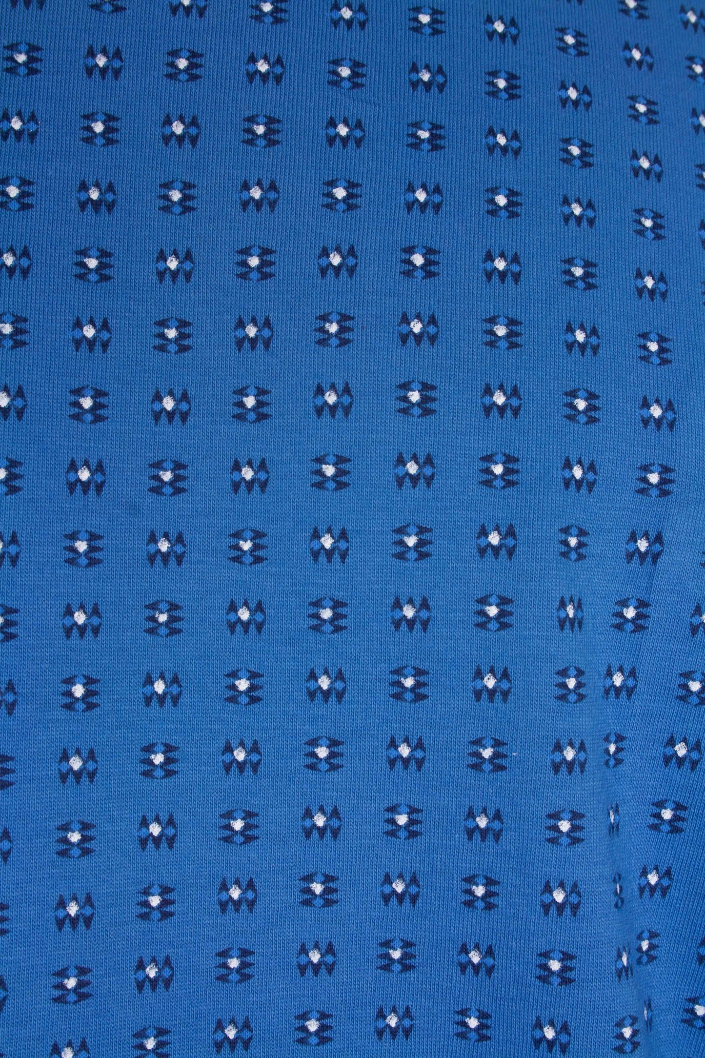Blauwe stof met klein herhalend patroon van donkerblauwe en witte geometrische vormen, mogelijk voor pyjama