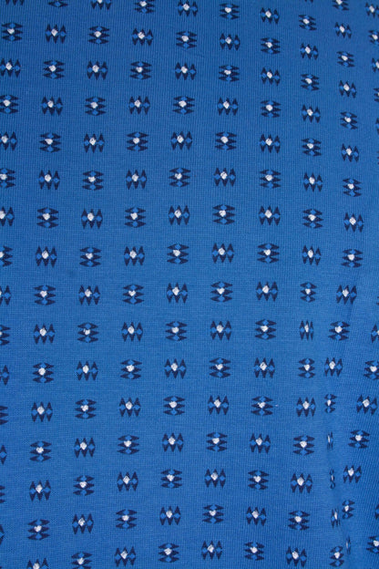 Blauwe stof met klein herhalend patroon van donkerblauwe en witte geometrische vormen, mogelijk voor pyjama