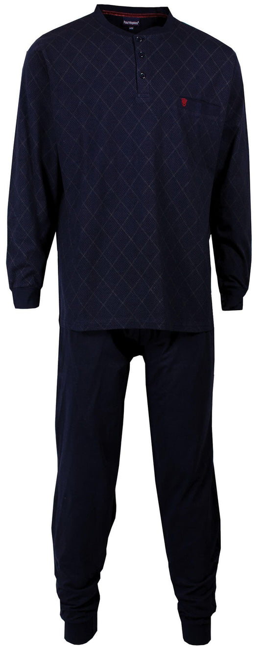 Blauwe heren pyjama met lange mouwen, polo sluiting, ingebreid dessin en geborduurd logo op de paspelzak.