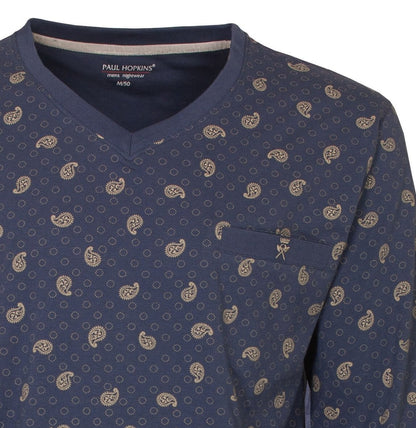 Blauwe pyjama met V-hals en paisley print. Gemaakt van 100% katoen met borstzakje en Paul Hopkins logo.