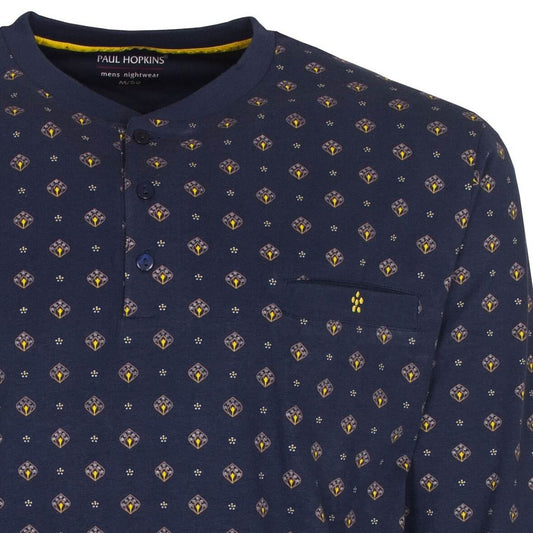 Blauwe pyjama met kleine gele en witte bloemmotieven, polo-hals met knoopsluiting en borstzakje