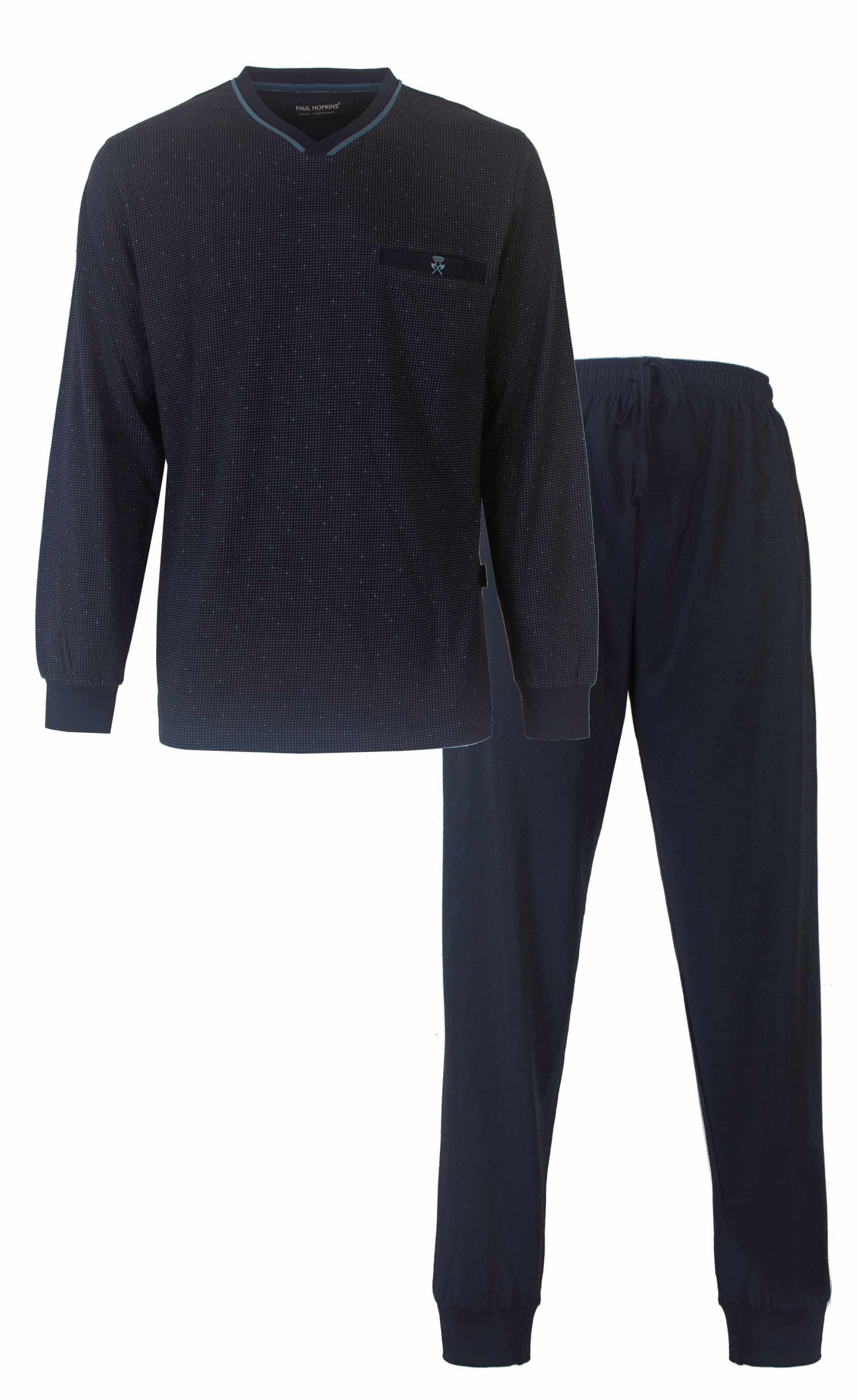 Donkerblauwe heren pyjama set met lange mouwen en broek. V-hals shirt met subten kleine blepzak op de borst.
