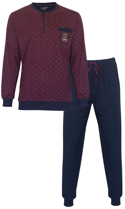 Bordeauxrode pyjama met witte stippen, donkerblauwe accenten en een embleem op de borst. Met bijpassende donkerblauwe broek.