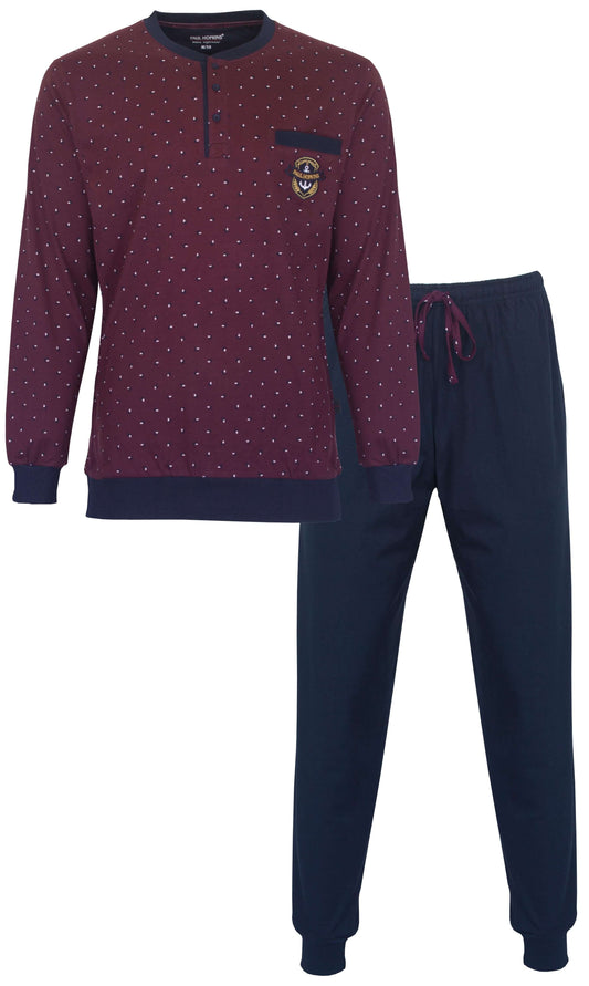 Bordeauxrode pyjama met witte stippen, donkerblauwe accenten en een embleem op de borst. Met bijpassende donkerblauwe broek.