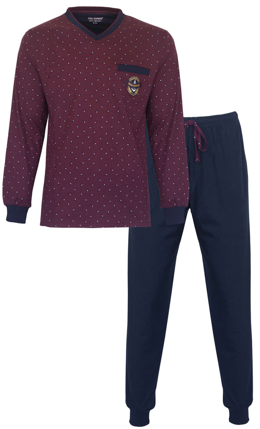 Bordeauxrode pyjama met witte stippen, V-hals en embleem. Donkerblauwe broek met trekkoord.