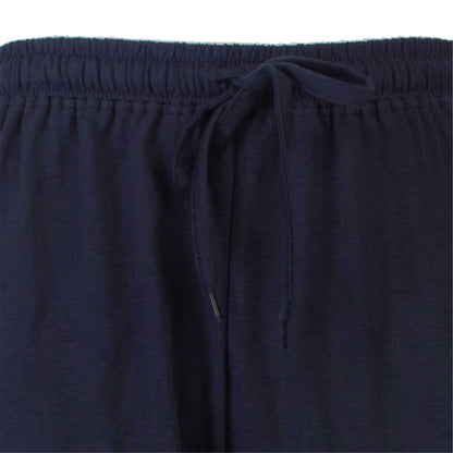 Close-up van een donkerblauwe pyjama broek met elastische tailleband en aantrekkoord aan de voorkant.