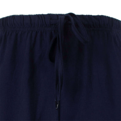 Close-up van een donkerblauwe pyjama broek met elastische tailleband en aantrekkoord.