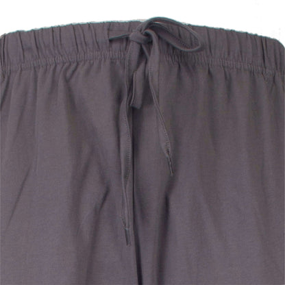Close-up van een donkergrijze pyjamabroek met elastische taille en aantrekkoord aan de voorzijde.