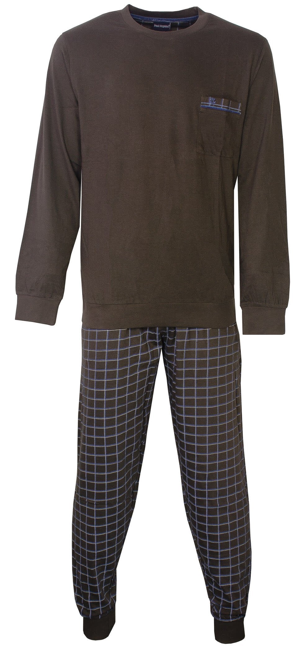 Bruine pyjama set met effen shirt en geruite broek. Shirt heeft ronde hals en borstzakje. Broek heeft elastische tailleband.