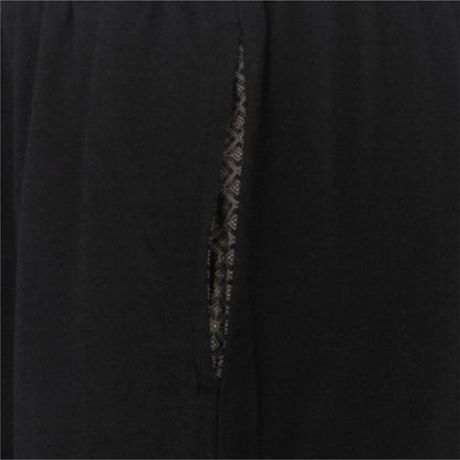 Close-up van donkergrijze pyjamastof met subtiel geprint dessin zichtbaar in de split of naad