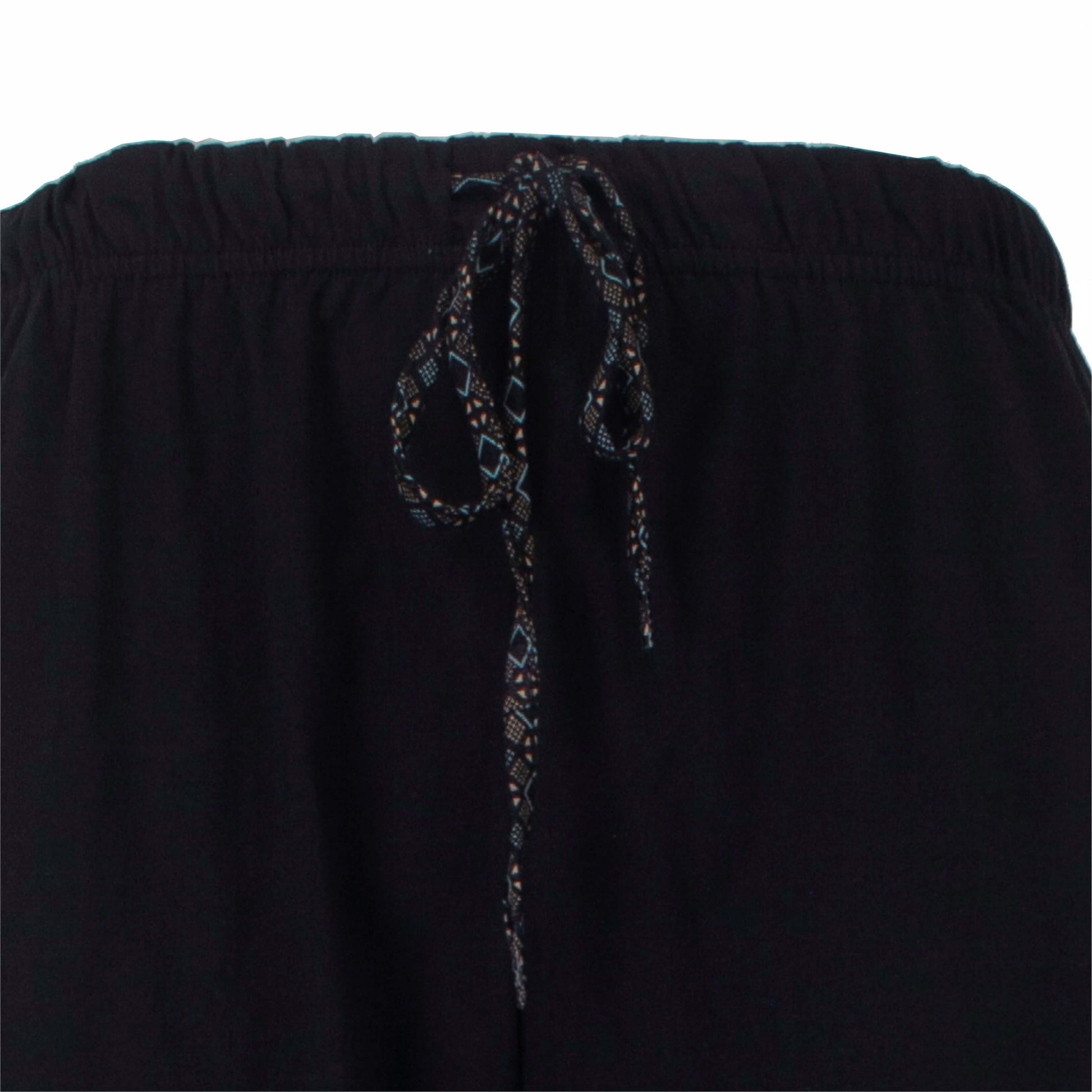 Close-up van een donkerblauwe pyjama met een decorek met een geprint koord aan de taille.