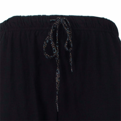 Close-up van een donkerblauwe pyjama met een decorek met een geprint koord aan de taille.