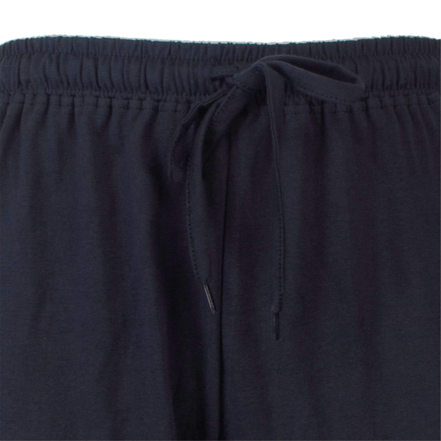Close-up van de taille van een donkerblauwe pyjamabroek met elastische band en aantrekkoord.