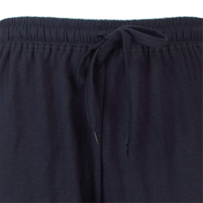 Close-up van de taille van een donkerblauwe pyjamabroek met elastische band en aantrekkoord.