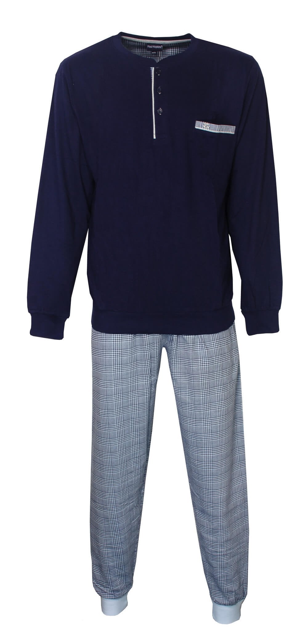 Donkerblauwe pyjama met ronde hals en lange mouwen, gepaaid met een grijze geruite broek met elastische tailleband.