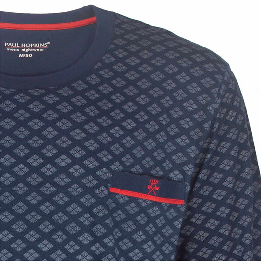 Donkerblauwe pyjama met geometrisch patroon, Paul Hopkins logo en rood accent op de borstzak