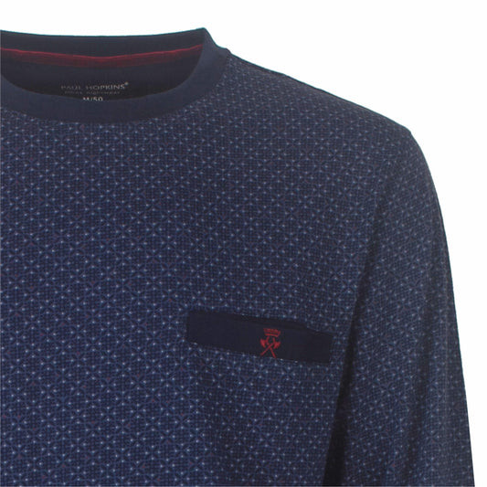 Donkerblauwe pyjama top met fijn geometrisch patroon en zwart label met rood logo op de borst