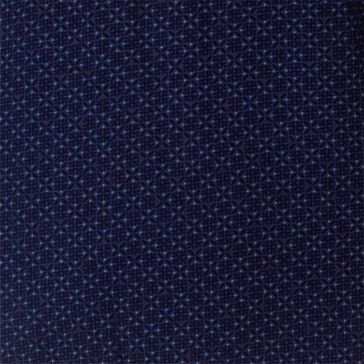 Close-up van donkerblauwe stof met subtiel ruitpatroon, typisch voor een pyjama van hoge kwaliteit.
