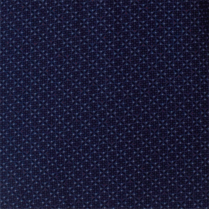 Close-up van donkerblauwe stof met subtiel ruitpatroon, typisch voor een pyjama van hoge kwaliteit.