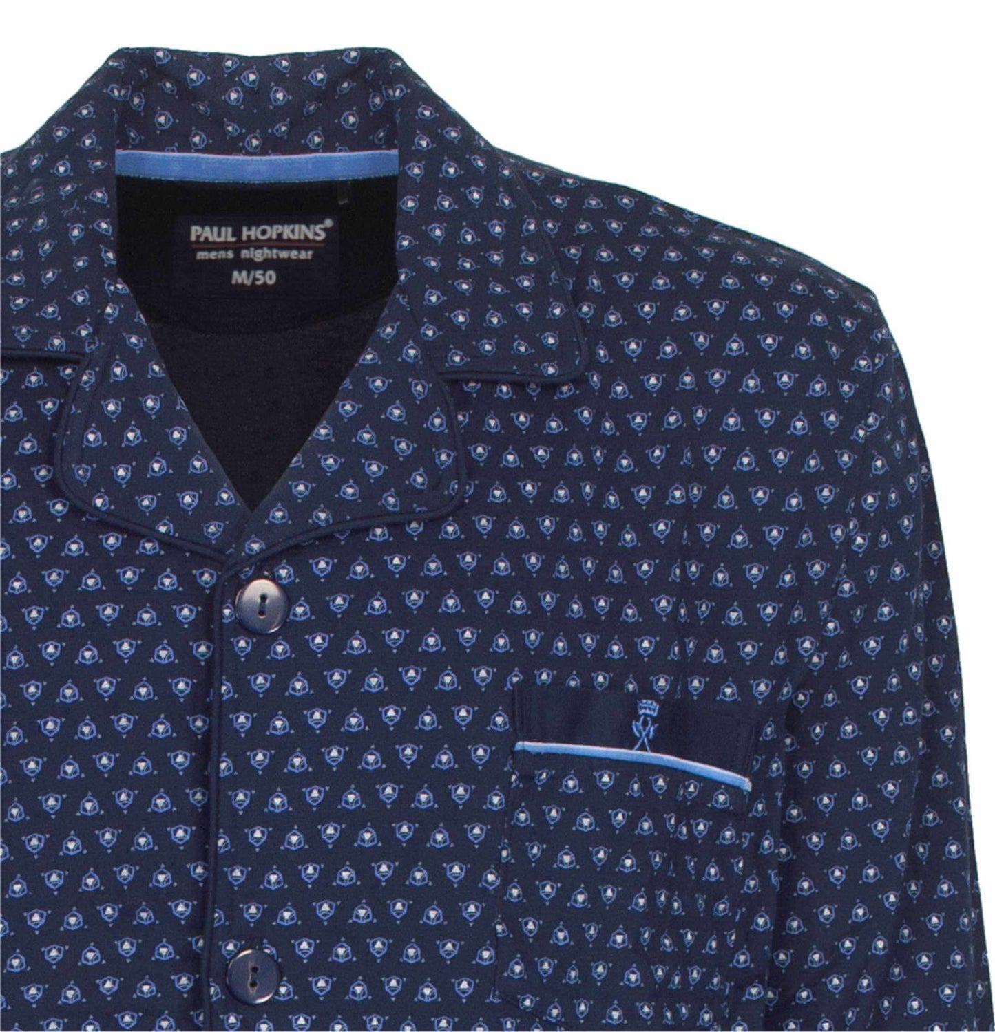 Blauwe doorknoop pyjama van Paul Hopkins met kleine geometrische print en borstzakje met contrasterende bies.
