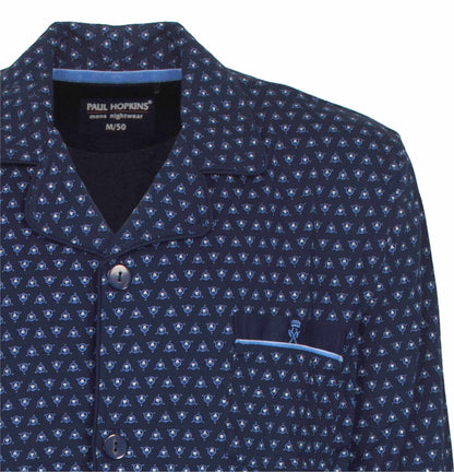 Blauwe doorknoop pyjama van Paul Hopkins met kleine geometrische print en borstzakje met contrasterende bies.