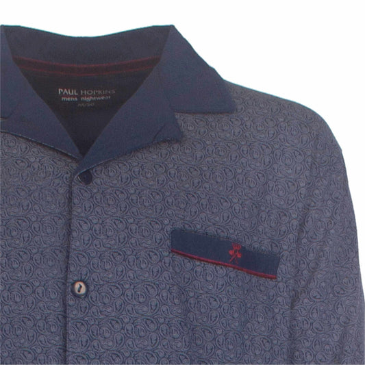 Blauwe heren pyjama met doorknoop-design en subtiel geprint patroon.Sin, gemaakt van katoen met zakje op de borst.