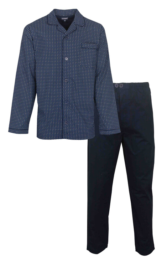 Marineblauwe heren pyjama met geprint bovenstuk, lange mouwen en effen broek. Klassieke doorknoop stijl.