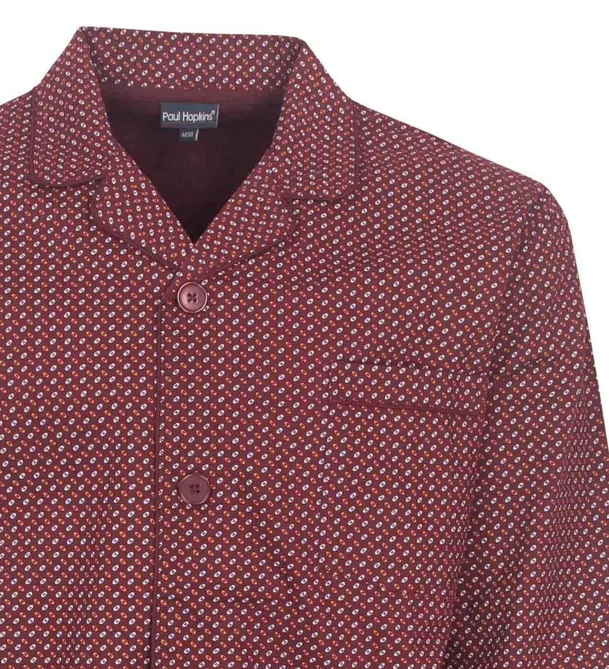 Rode Paul Hopkins pyjama met klein wit en oranje bloemenpatroon, doorknoop-stijl, revers kraag en borstzakje.