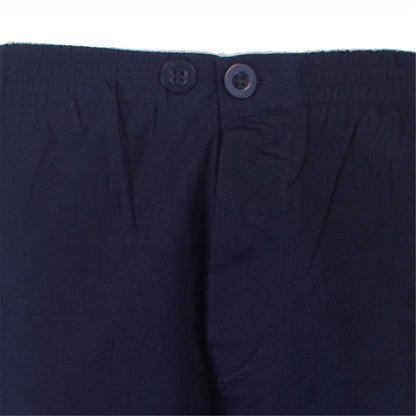 Close-up van de tailleband van een kobaltblauwe pyjama met twee knopen, gemaakt van een gladkreukt materiaal